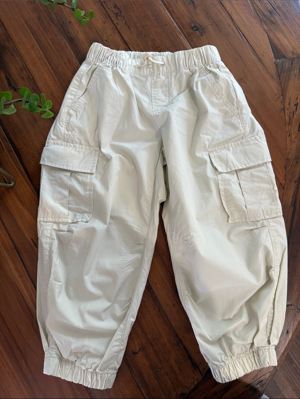 GAP Kids Cargo Joggers in Light Cream